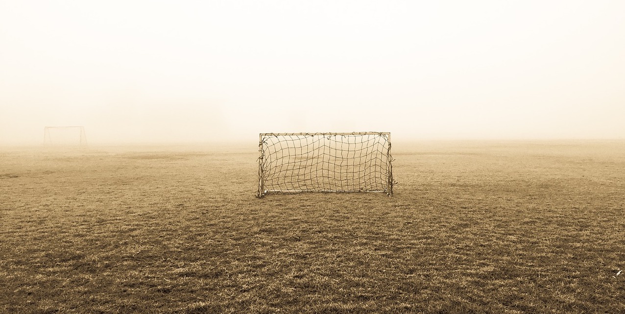 Bild von Fußballtor im Nebel